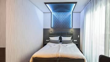 Habitación Premium doble, en edificio anexo | 1 dormitorio, decoración individual, escritorio