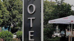 Een hotelschild met een opvallend logo en de tekst 'HOTEL' in grote letters.