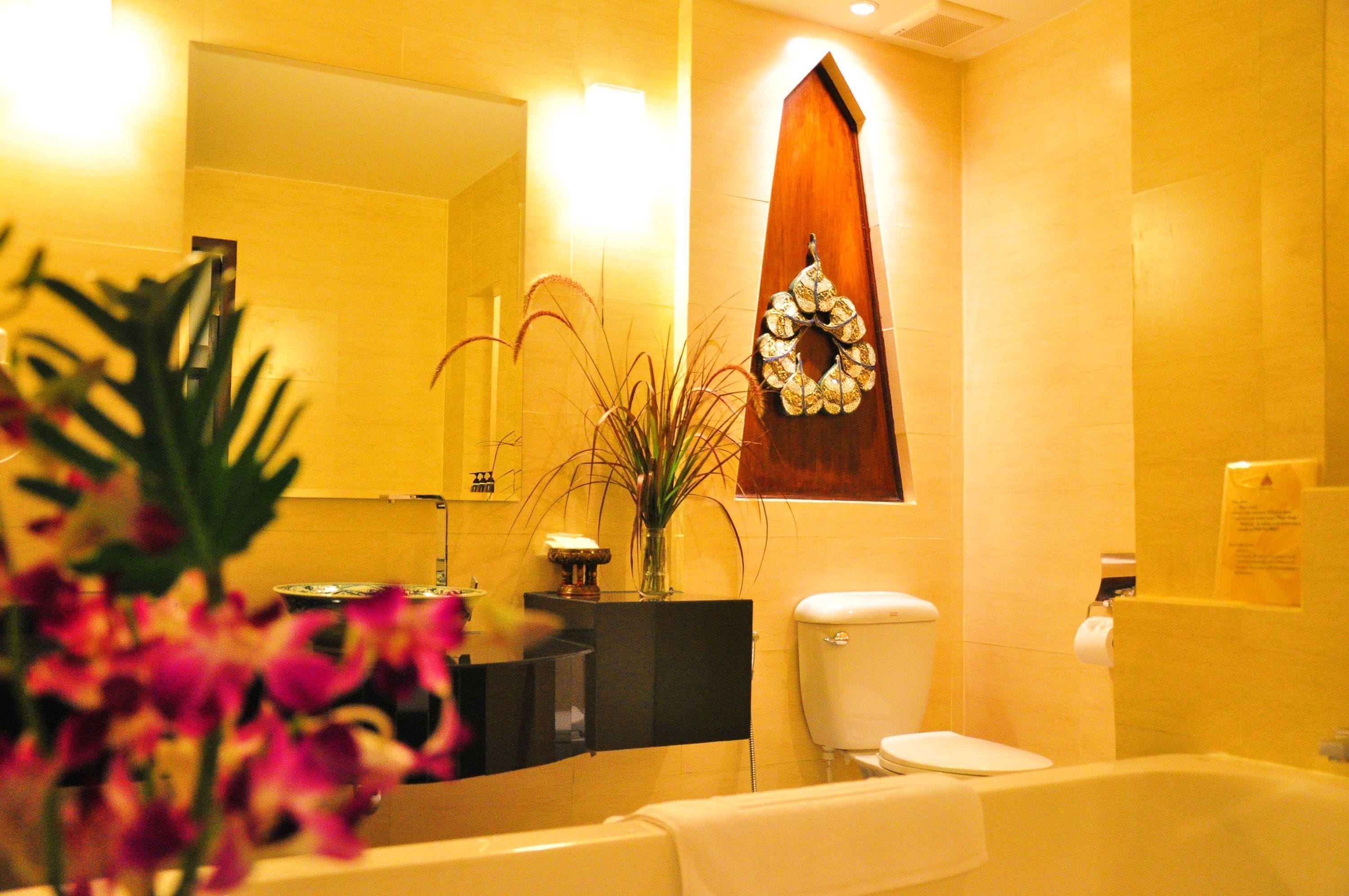 separate bathtub and shower, rainfall showerhead, free toiletries