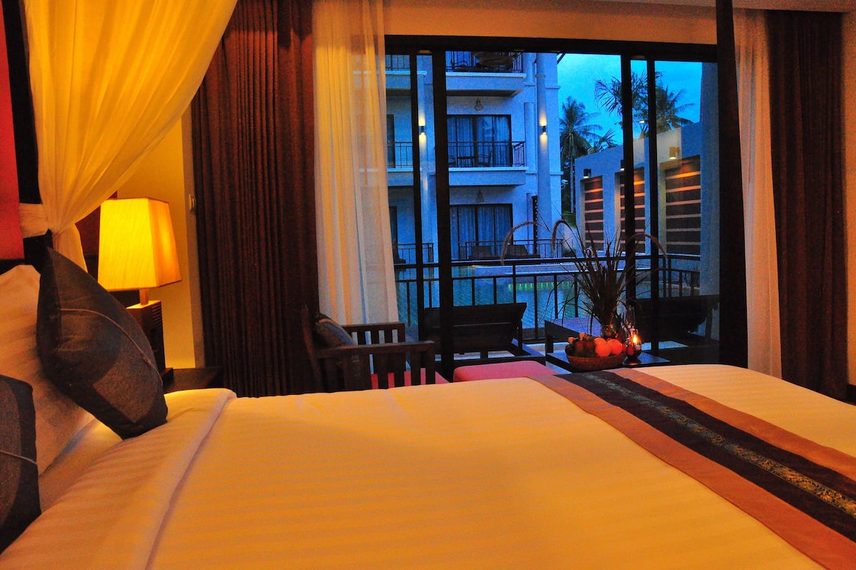 grand double room, 1 king bed, pool access | free minibar items, in-room safe, desk, blackout curtains