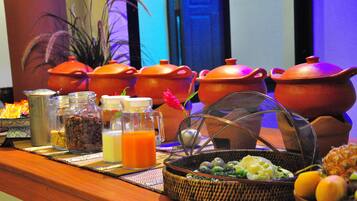 Café da manhã com buffet todos os dias (THB 300 por pessoa)