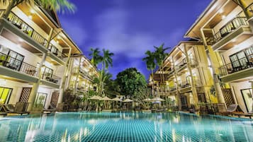 Piscina externa, barracas de cortesia, guarda-sóis