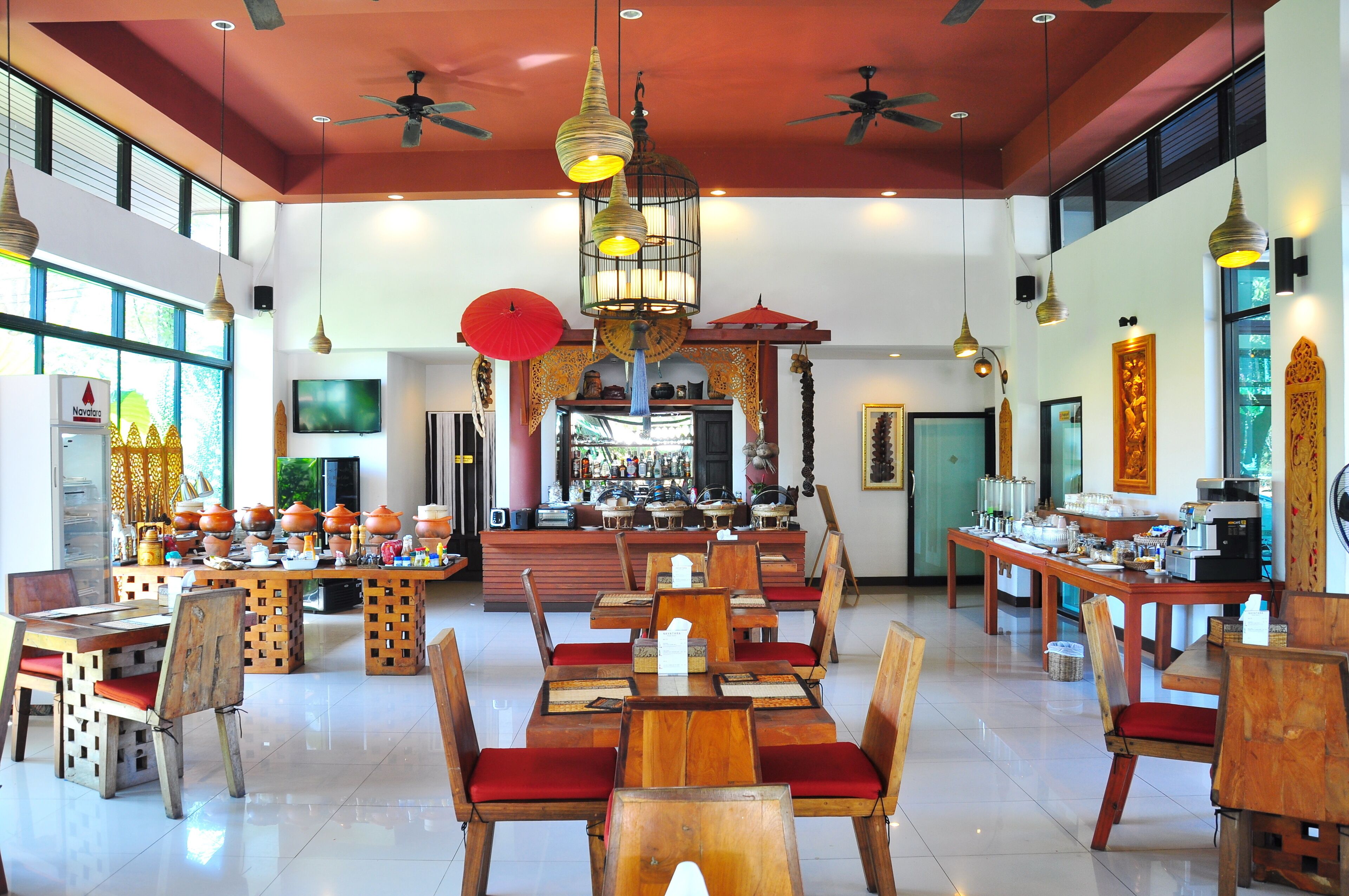 breakfast, lunch, dinner served; international cuisine