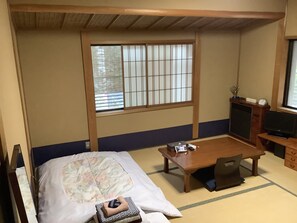 Individually decorated, individually furnished, desk, laptop workspace - Kamuro An (Kyoto)