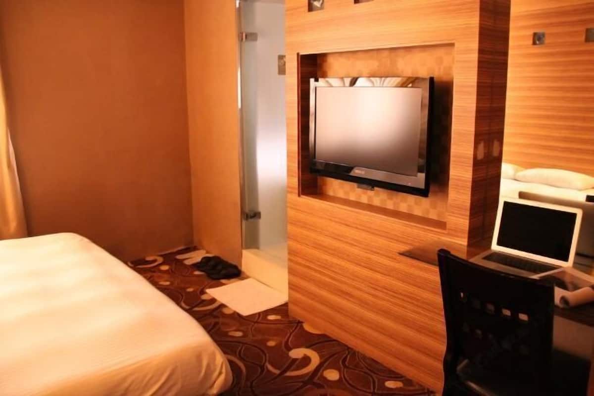 Minibar, free WiFi, bed sheets