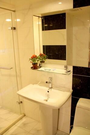 Free toiletries, hair dryer, slippers, towels - Crystal Hotel (Taipei)