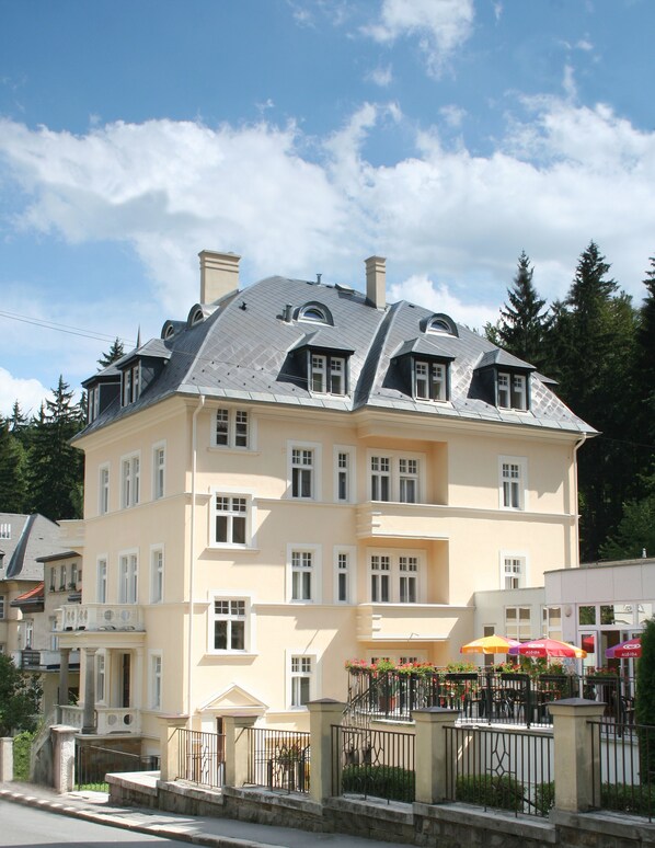 Breakfast, lunch and dinner served