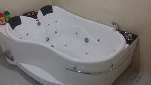 Deluxe Room | Bathroom