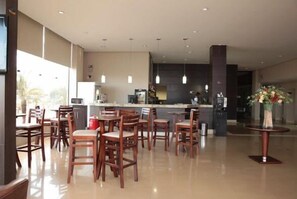 Breakfast and dinner served