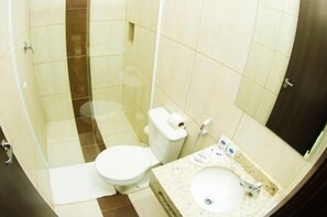 Standard Room | Bathroom | Shower, free toiletries, hair dryer, towels