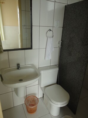 Habitación individual | Baño | Ducha, artículos de higiene personal gratuitos y toallas