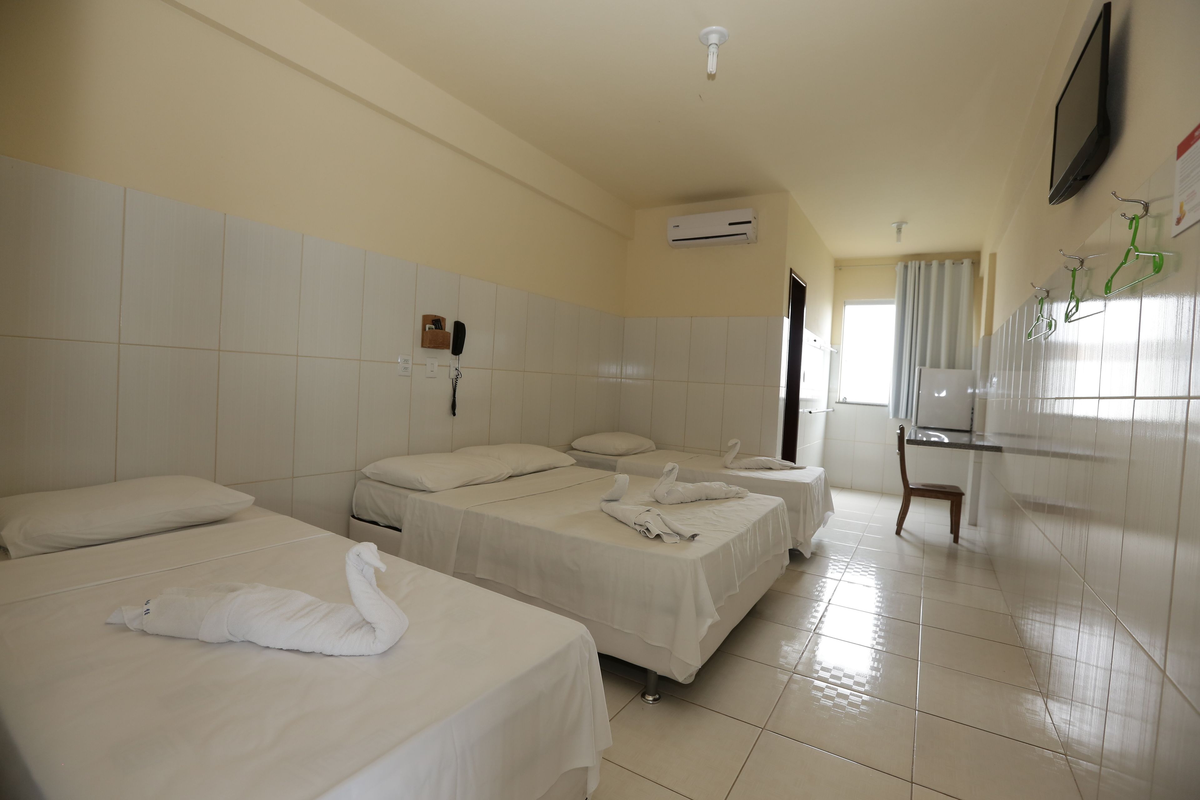 Quarto quádruplo | Frigobar, escrivaninha, cortinas blackout, Wi-Fi de cortesia