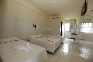 Vierbettzimmer | Minibar, Schreibtisch, Verdunkelungsvorhänge, kostenloses WLAN