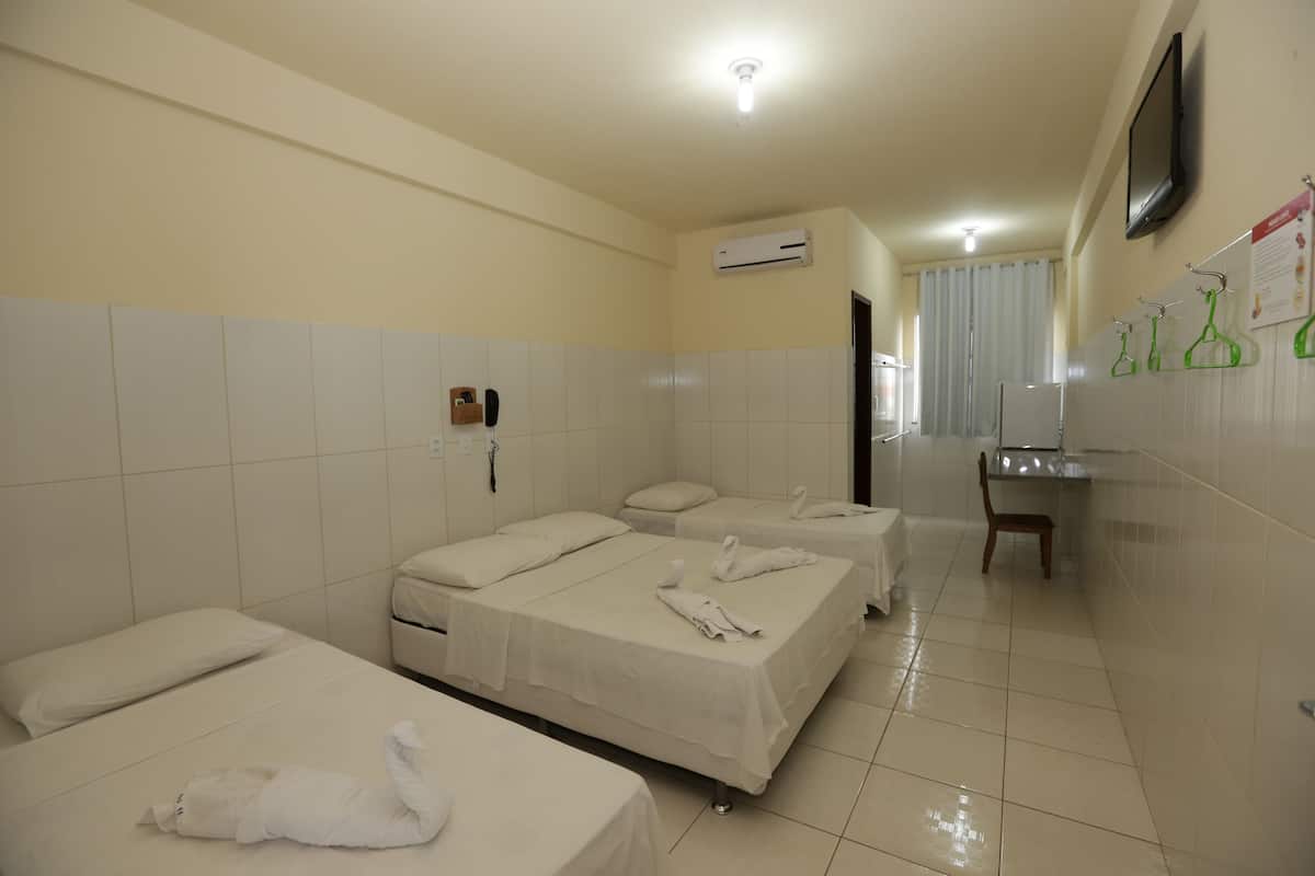 Habitación cuádruple | Minibar, escritorio, cortinas blackout y wifi gratis