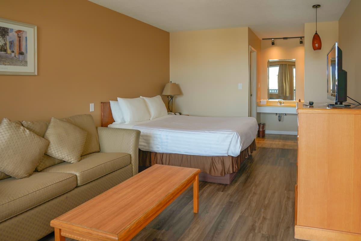 1 Queen Bed, Non Smoking | Premium bedding, soundproofing, iron/ironing board, free WiFi
