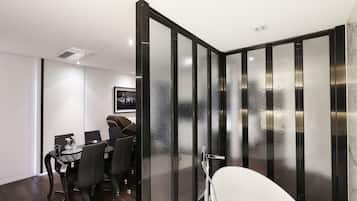 Royal Suite (Party Room) | Bathroom | Separate tub and shower, free toiletries, hair dryer, towels
