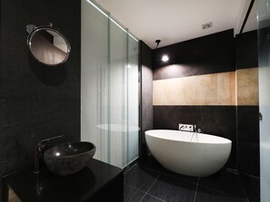 Kamar Deluks | Kamar mandi | Bathtub dan shower terpisah, pengering rambut, jubah mandi, dan kloset