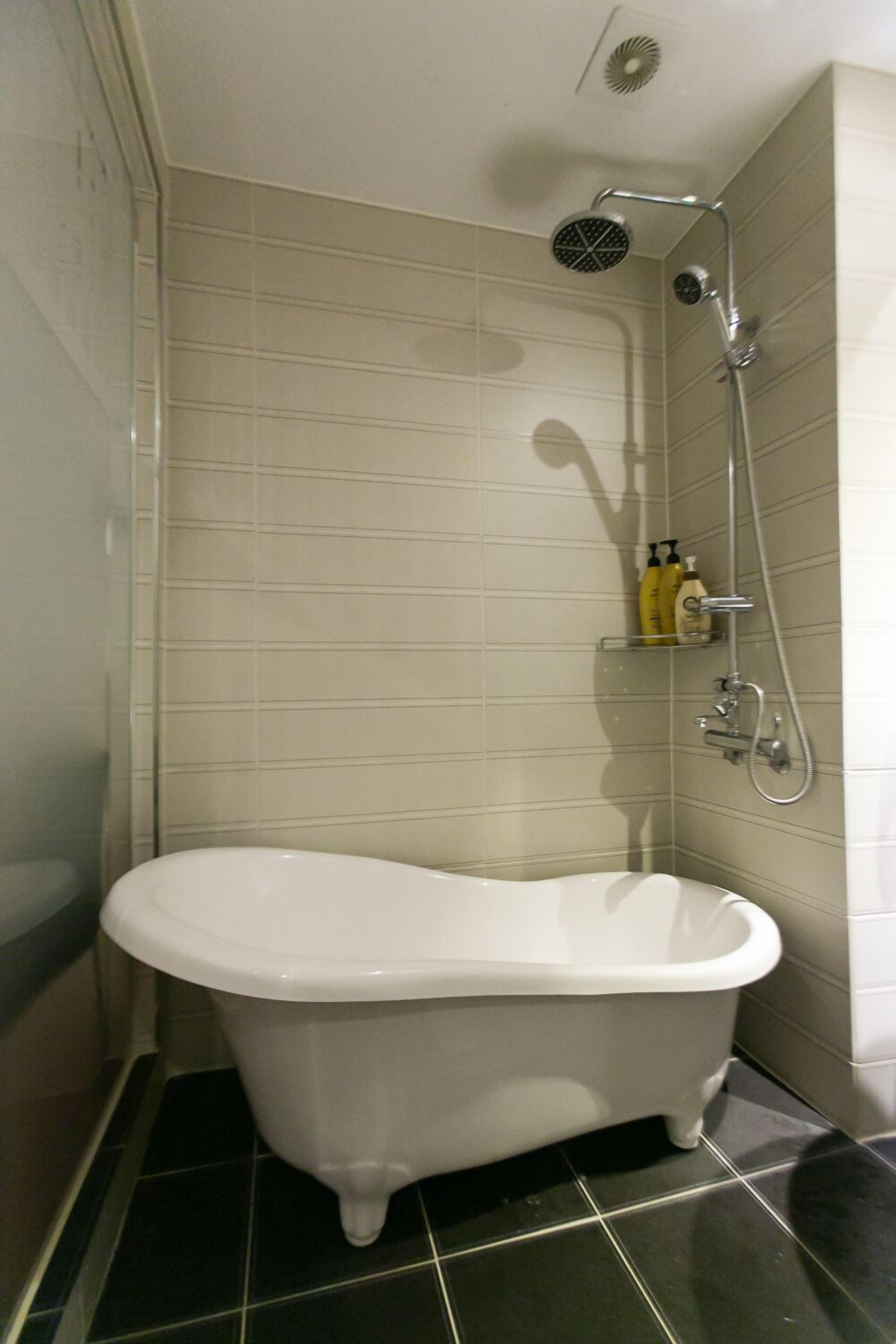 deluxe room | deep-soaking bathtub