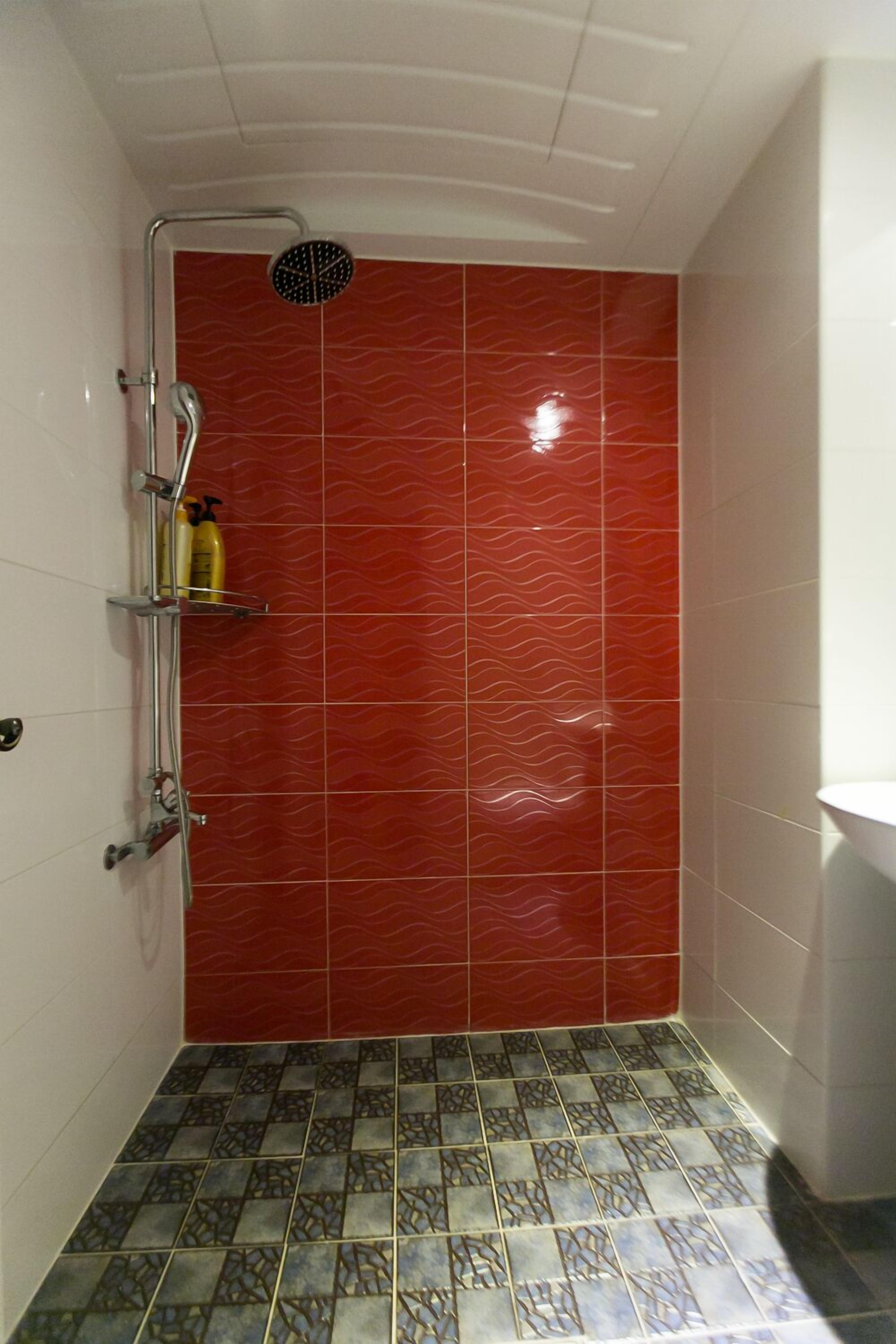 deluxe room | bathroom shower