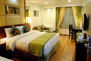 Quarto luxo | Frigobar, cofres nos quartos, escrivaninha, quartos à prova de som