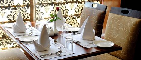 2 restaurants, Indian cuisine