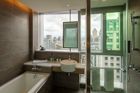 Hair dryer, slippers, towels, shampoo. Chaiin Hotel - Dongmen