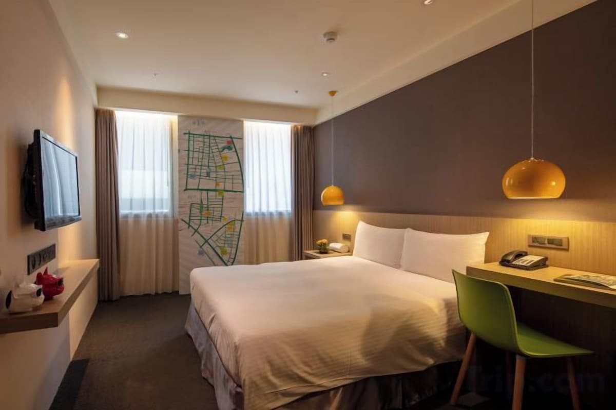 Soundproofing, iron/ironing board (on request), free WiFi, bed sheets