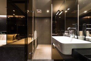 三人房, 無窗 | 浴室 | 雨淋花灑、免費梳洗用品、風筒、拖鞋