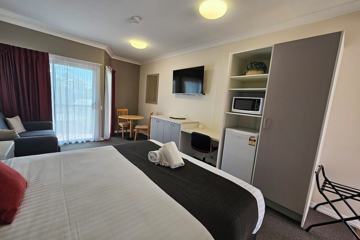 King Spa Room | 2 bedrooms, premium bedding, pillowtop beds, desk