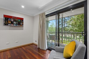 One Bedroom Spa Apartment | Balcony - Eastgate on the Range Motel (East Toowoomba)