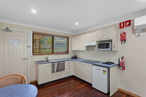 Microwave, toaster, freezer - Eastgate on the Range Motel (East Toowoomba)
