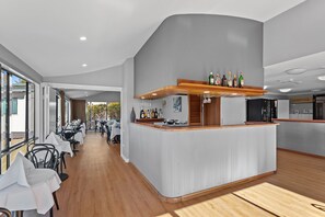 Se sirven cenas y cocina local