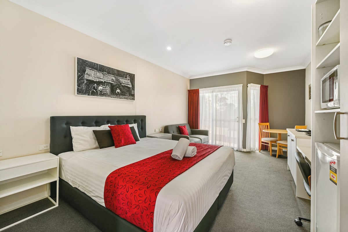Deluxe King Room | 2 bedrooms, premium bedding, pillowtop beds, desk