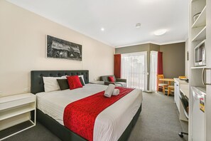 Habitación Deluxe doble, 1 cama de matrimonio grande, no fumadores | 2 dormitorios y ropa de cama de alta calidad