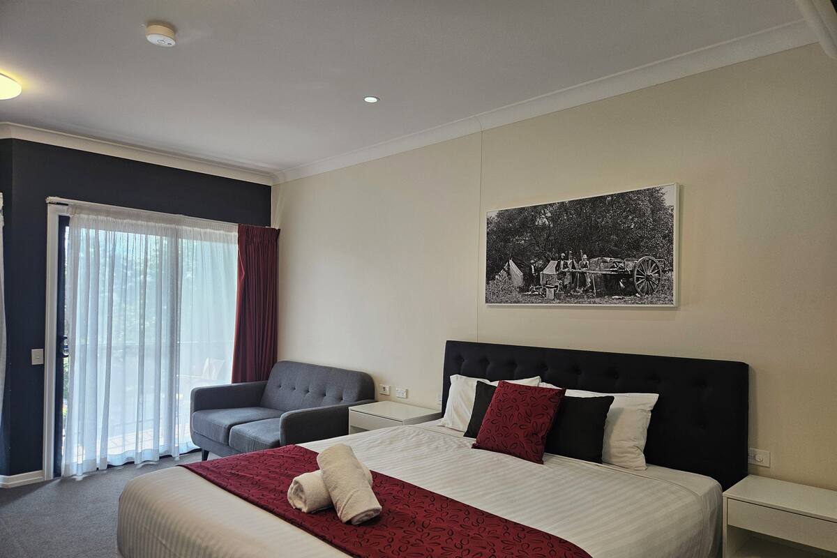 Deluxe King Room | 2 bedrooms, premium bedding, pillowtop beds, desk