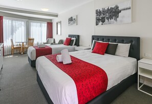 Quarto casal ou duplo luxo, várias camas, para não fumantes, vista para o jardim | Roupas de cama premium, camas com colchões pillow-top, escrivaninha