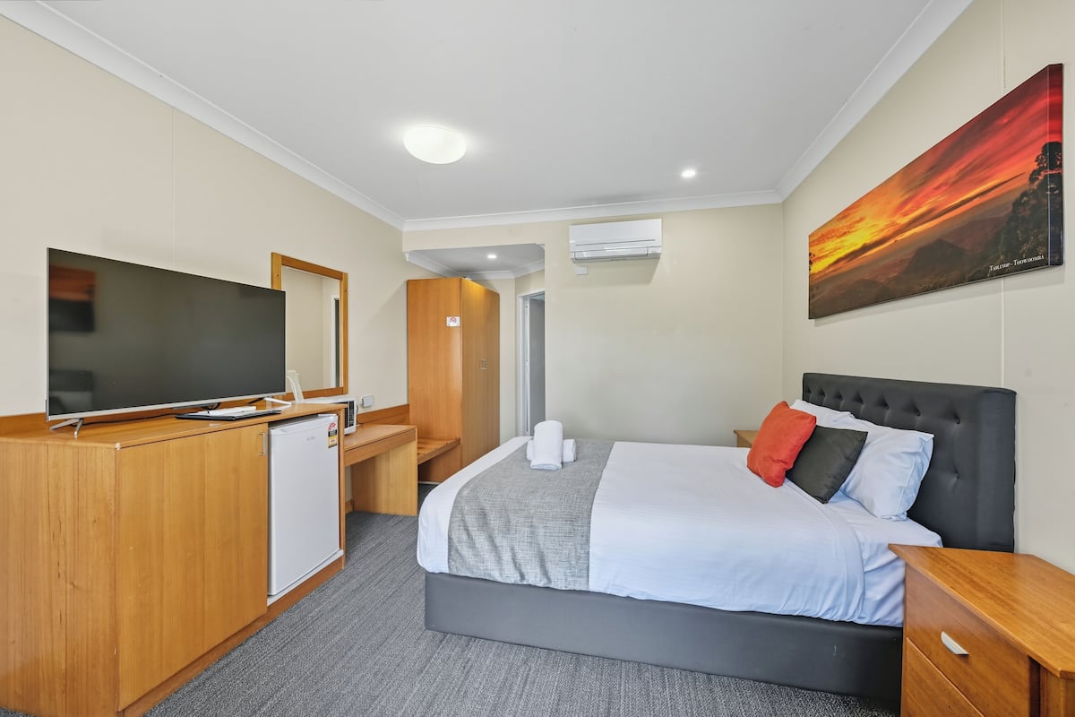 Queen Room | 2 bedrooms, premium bedding, pillowtop beds, desk