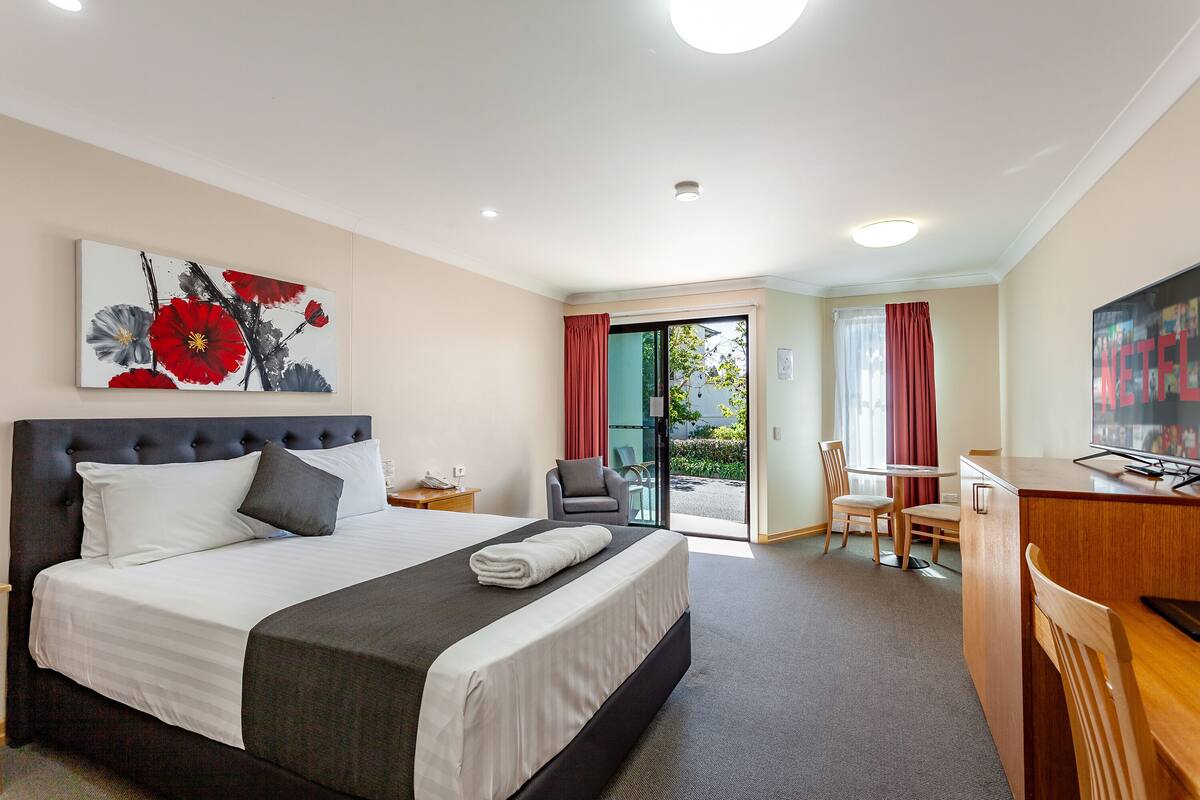 2 bedrooms, premium bedding, pillowtop beds, desk