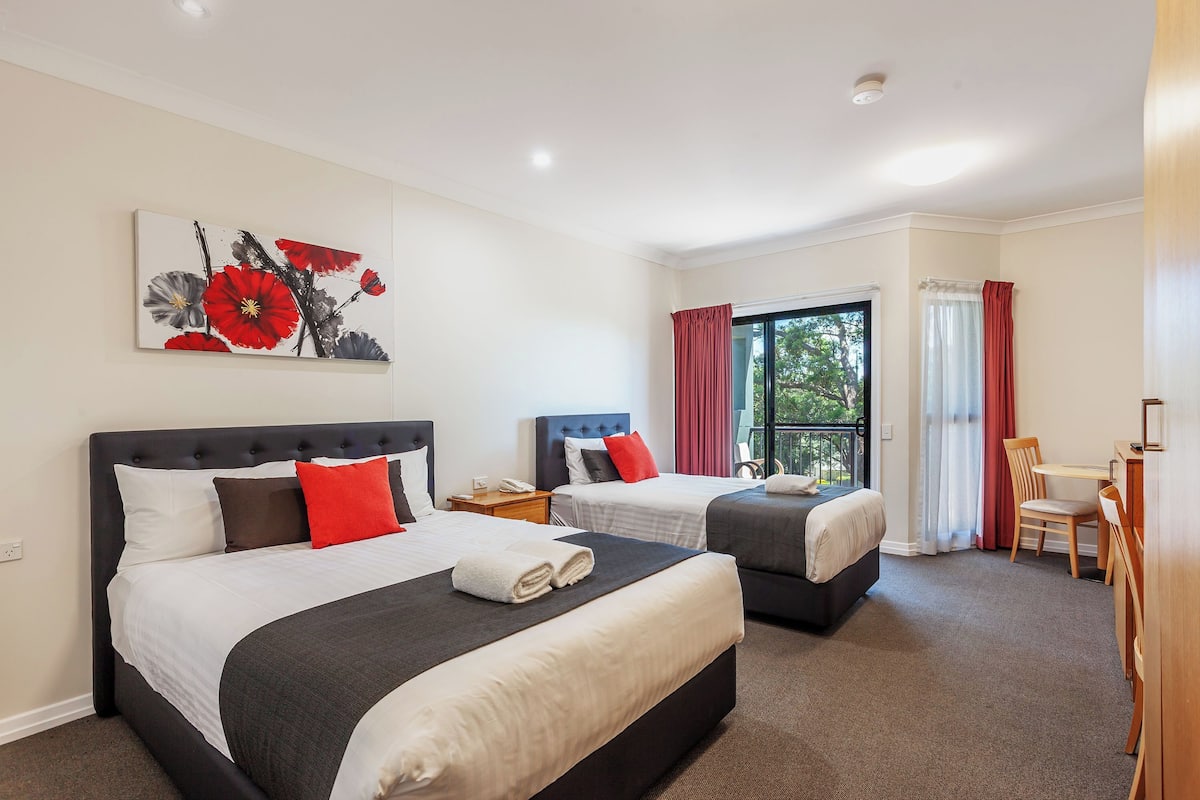 Queen Single Room (Accessible) | Bathroom | Free toiletries, hair dryer, towels, soap