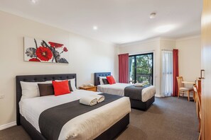 Queen Single Room (Accessible) | Bathroom