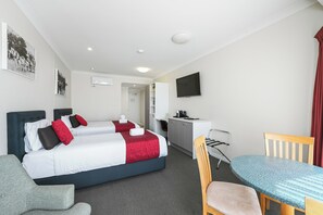 Deluxe Triple Room | Premium bedding, pillowtop beds, desk, laptop workspace - Eastgate on the Range Motel (East Toowoomba)
