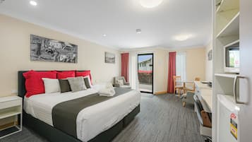 Ropa de cama de alta calidad, colchones con pillow-top y escritorio