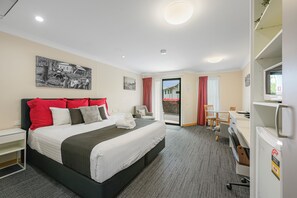 Habitación doble superior, 1 cama King size | Ropa de cama de alta calidad, camas con pillow-top y escritorio