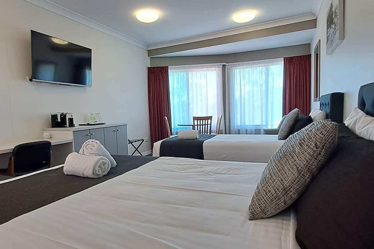 Deluxe Triple Room | 2 bedrooms, premium bedding, pillowtop beds, desk