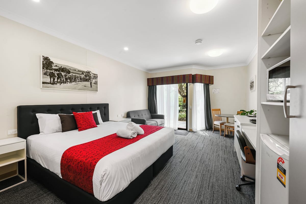King Spa Room | Premium bedding, pillowtop beds, desk, laptop workspace
