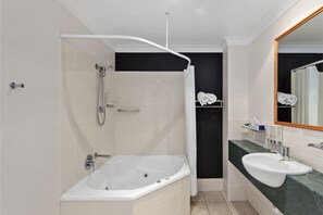 King Spa Room | Bathroom | Free toiletries, hair dryer, towels, soap - Eastgate on the Range Motel (East Toowoomba)