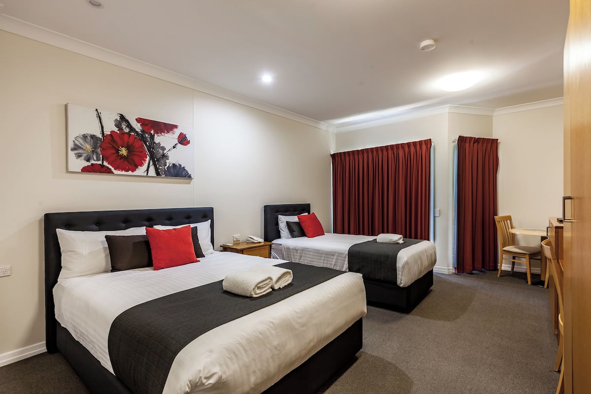 Queen Single Room (Accessible) | Premium bedding, pillowtop beds, desk, laptop workspace