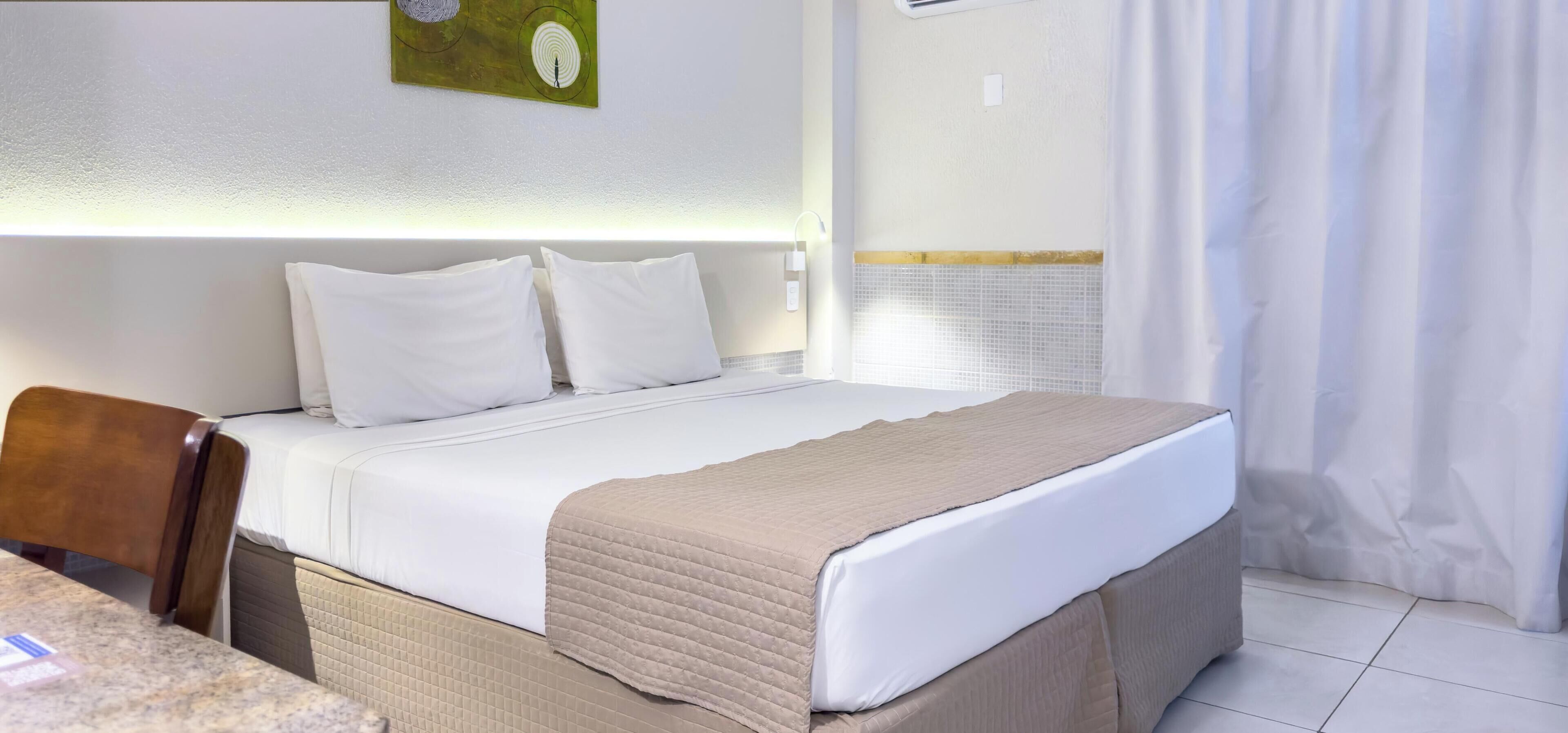 Minibar, caja de seguridad en la habitación y escritorio 