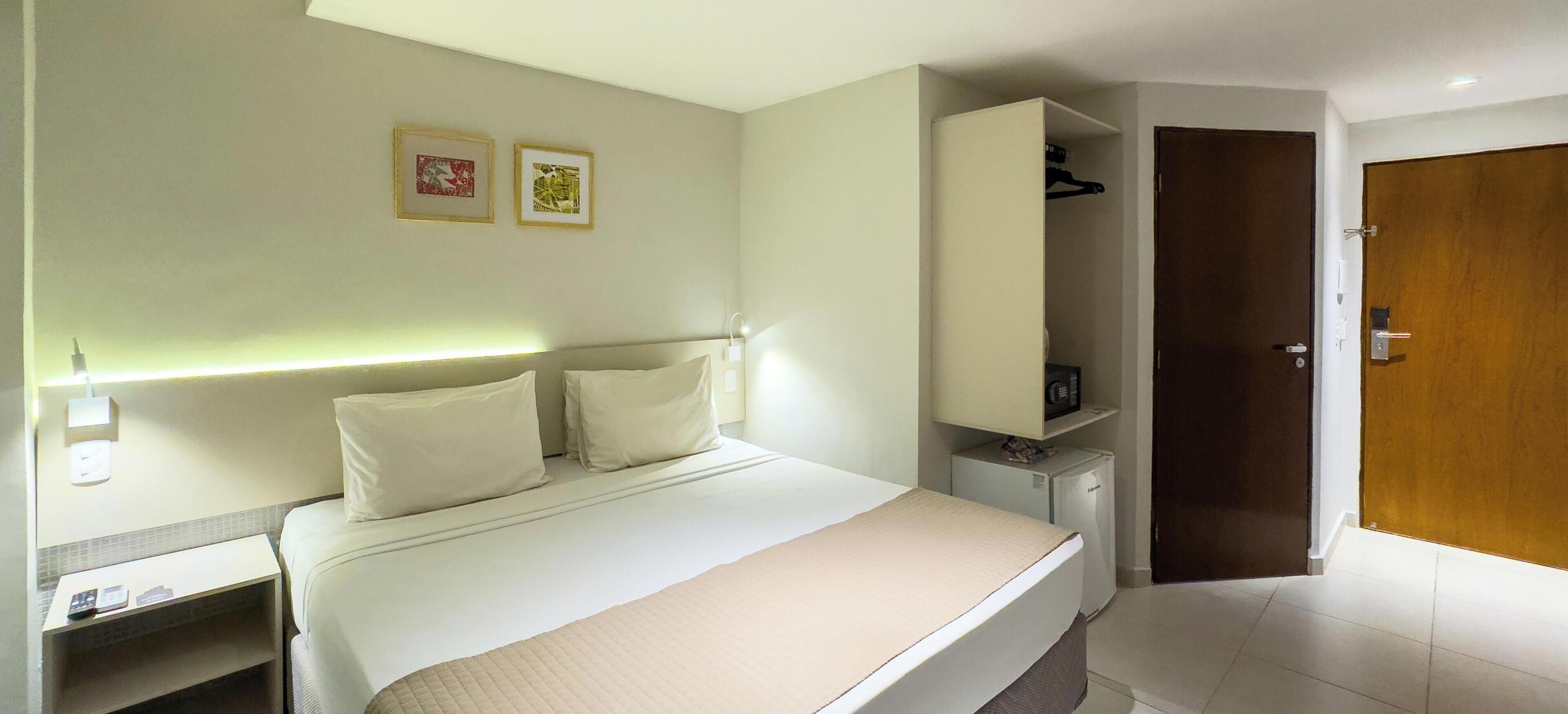 Minibar, caja de seguridad en la habitación y escritorio 