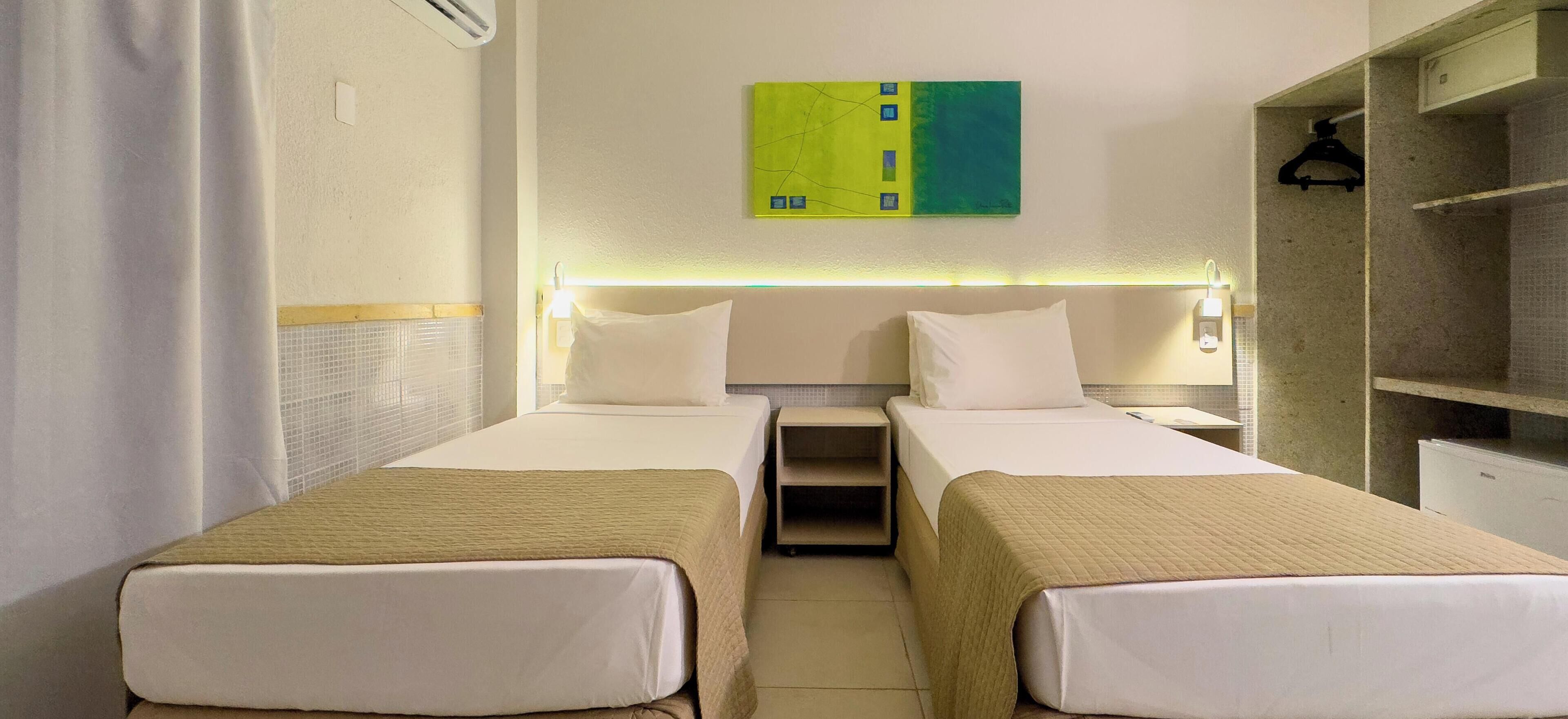 Minibar, caja de seguridad en la habitación y escritorio 